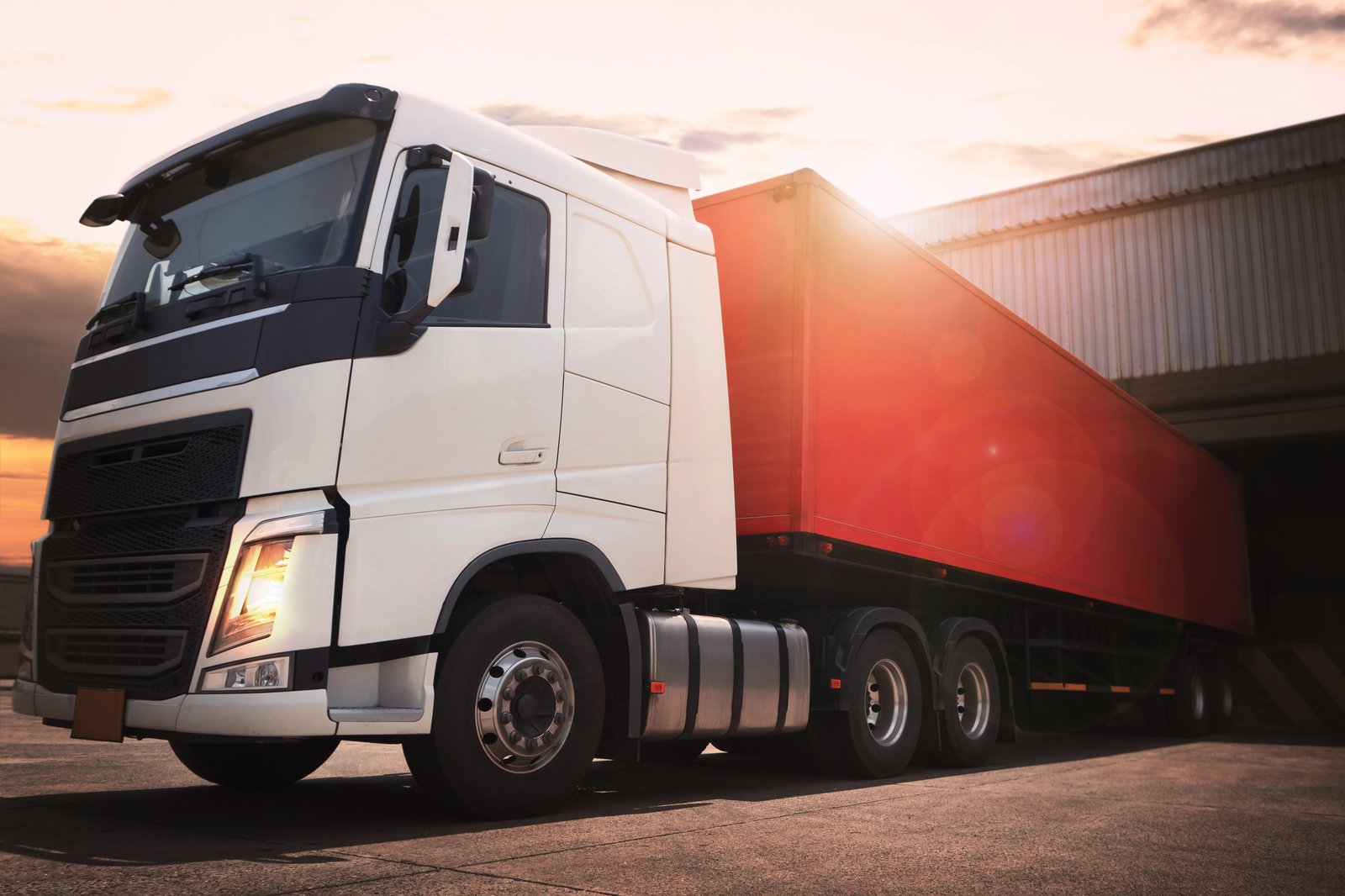 camiones-semirremolque-estacionados-cargando-en-el-muelle-almacen-camiones-de-reparto-camiones-de-carga-logistic